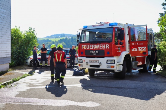 Drei Feuerwehren bei Kellerbrand in einem Mehrparteienwohnhaus in Hellmonsdt im Einsatz