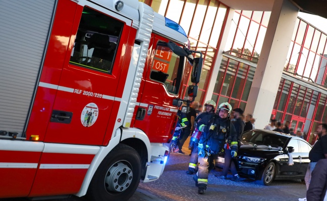 Feuerwehr als Hochzeitscrasher: Starke Verrauchung mehrerer Messehallen bei Hochzeit in Wels-Innenstadt