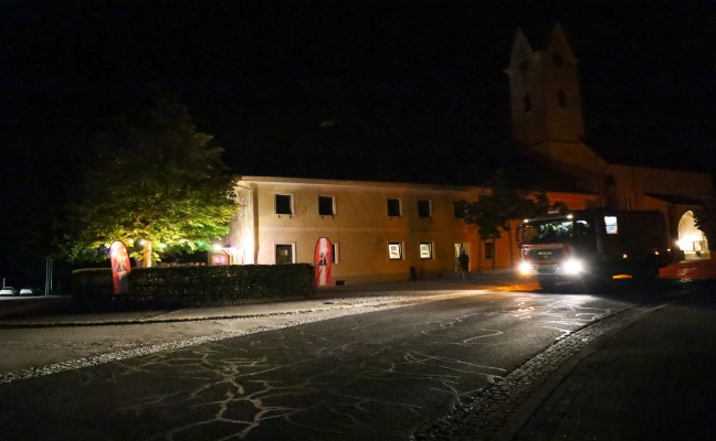 Feuerwehr nach Brand in einem Gasthaus in Gschwandt im Einsatz