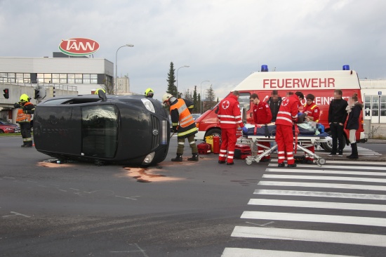 Fahrzeug bei Verkehrsunfall in Marchtrenk umgekippt - Lenker leicht verletzt