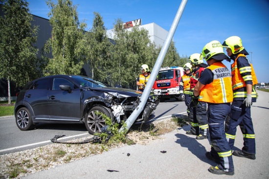Auto bei Verkehrsunfall in Marchtrenk gegen Straenlaterne gekracht