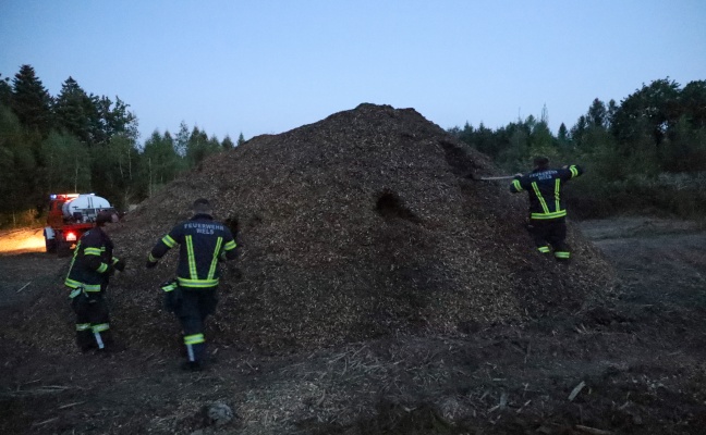 Brandverdacht bei frischem Hackguthaufen in einem Waldgebiet in Wels-Oberthan