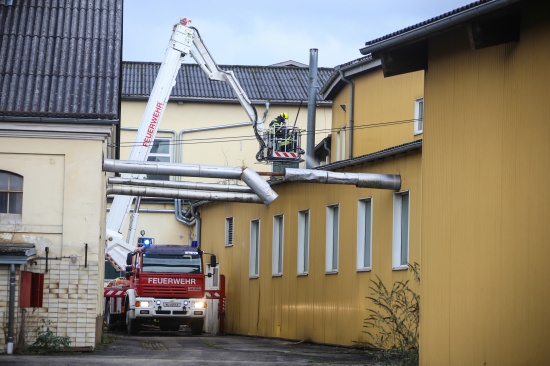 Feuerwehr bei Brand in aufgelassenem Firmengelnde in Stadl-Paura im Einsatz