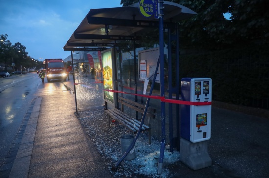 Fahrerflucht: Buswartehuschen in Wels-Lichtenegg schwer beschdigt