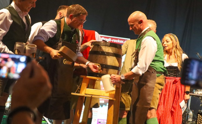 Festbieranstich: Welser Volksfest mit Probebeleuchtung feierlich erffnet