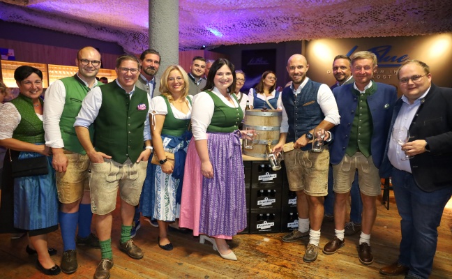 Festbieranstich mit Politprominenz am LeBlue-Stand in der Weinkost