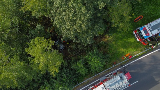 Autolenkerin auf Hausruckstrae bei Eberschwang mit PKW in Waldbschung gestrzt