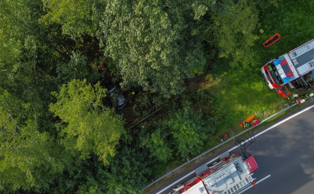 Autolenkerin auf Hausruckstraße bei Eberschwang mit PKW in Waldböschung gestürzt