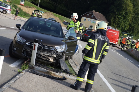 Auto bei Verkehrsunfall auf Hausruckstrae in Ungenach auf Fahrbahnteiler gelandet