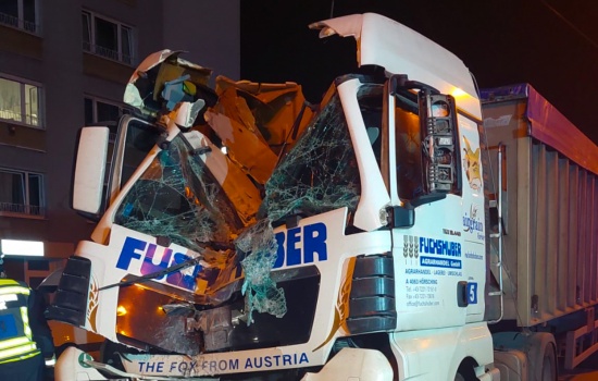 LKW-Sattelzug kollidierte in Linz-Neue Heimat mit Betonmast der O-Bus-Leitung