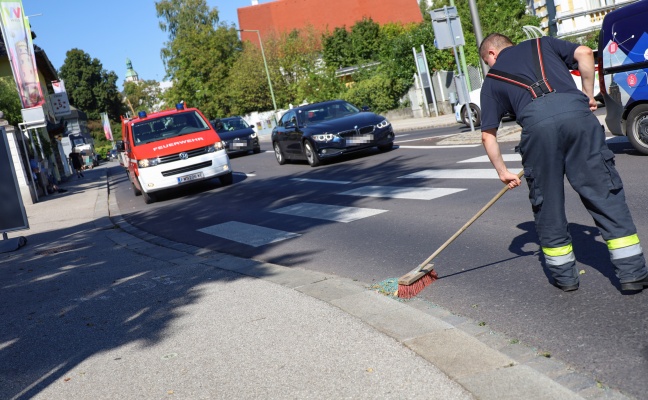 Feuerwehr im Einsatz: Glassplitter einer Scheibe waren auf Strae in Wels-Innenstadt verteilt