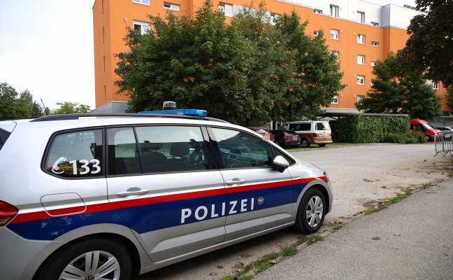 Drei Feuerwehren bei Brand in einem Mehrparteienwohnhaus in Leonding im Einsatz