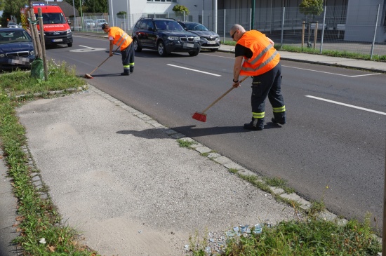 Fahrbahnreinigung: Spiegel- und Glassplitter lagen auf Geh-, Radweg und Strae in Wels-Pernau verteilt