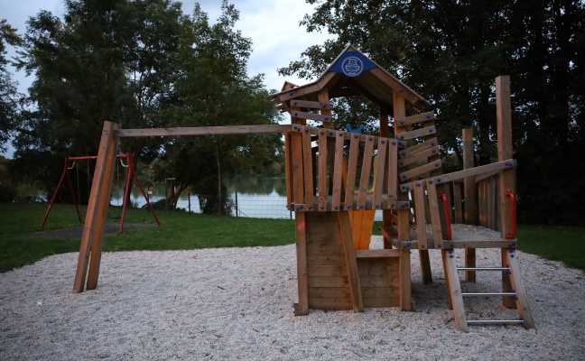 Person steckte auf Spielplatz am Rutzinger See in Hörsching in Schaukel fest