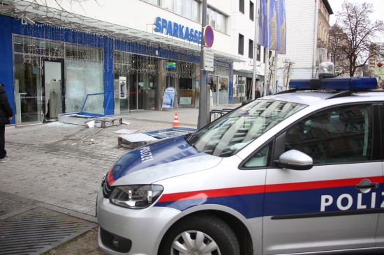 Versehentlicher "Drive-in" in eine Bankfiliale in der Welser Innenstadt