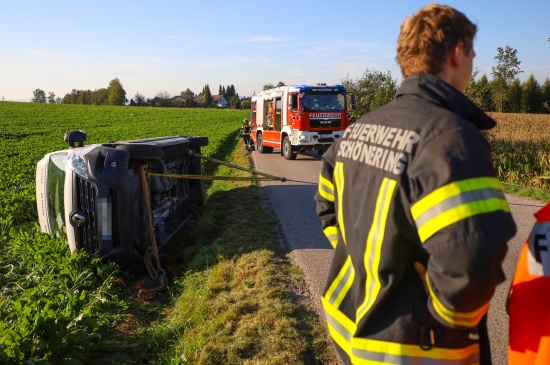 Lenker nach Unfall bei Wilhering durch Einsatzkrfte aus umgestrztem Kleintransporter befreit