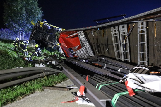 LKW mit Stahltrgern umgestrzt: Verletzter bei schwerem Unfall auf Westautobahn bei Sattledt