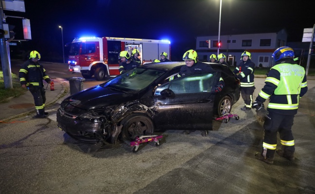 Kreuzungskollision zwischen zwei PKW auf Gmundener Straße in Stadl-Paura