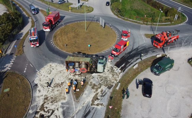 LKW mit tonnenschweren Stahlseilen in einem Kreisverkehr in Wels-Puchberg umgestrzt