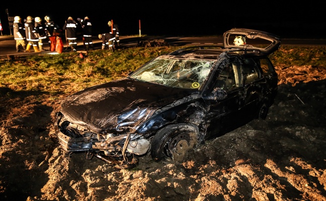 Schwerer Kreuzungscrash in Taufkirchen an der Trattnach fordert drei Verletzte