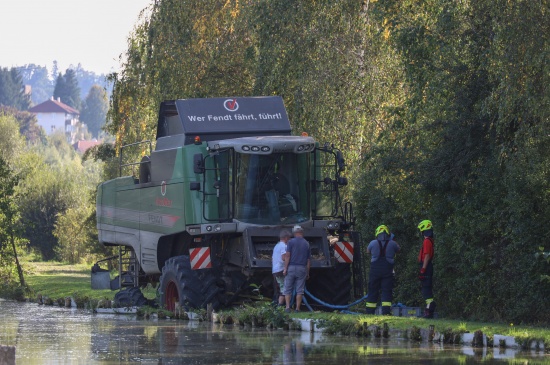 Beinahe versenkt: Mhdrescher drohte bei Michaelnbach in einen Fischteich zu strzen