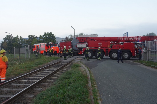 LKW auf Bahnbergang in Linz-Industriegebiet-Hafen von Zug erfasst