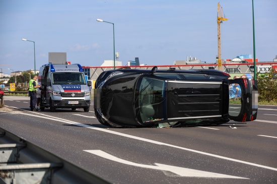 Auto bei Abfahrt von Innkreisautobahn in Wels-Waidhausen gegen Leitschiene gekracht und umgestrzt