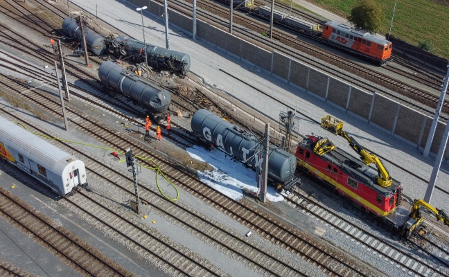 Bergearbeiten an entgleistem Gterzug auf Westbahnstrecke in Wels-Neustadt