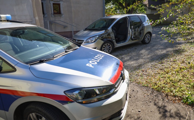 Auto bei Verkehrsunfall in Pichl bei Wels von landwirtschaftlichem Fahrzeug aufgeschlt