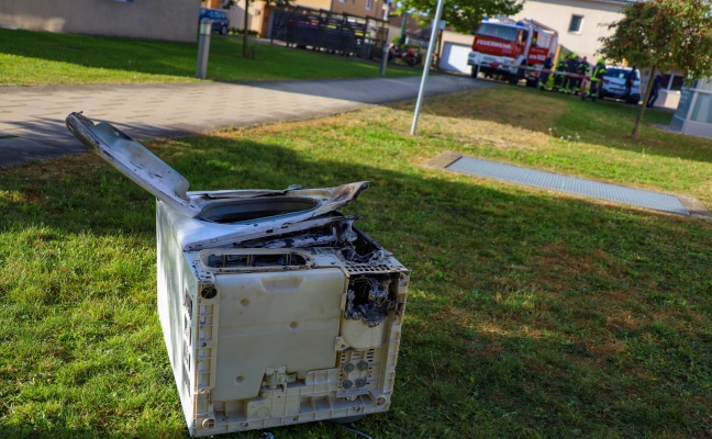 Drei Feuerwehren nach Explosion eines Wschetrockners in einer Wohnung in Hrsching im Einsatz