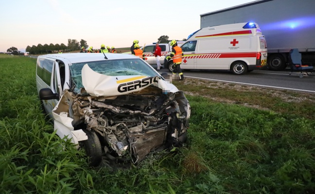 Lenker eines Kleintransporters bei Auffahrunfall auf Traktorgespann in Bachmanning verletzt