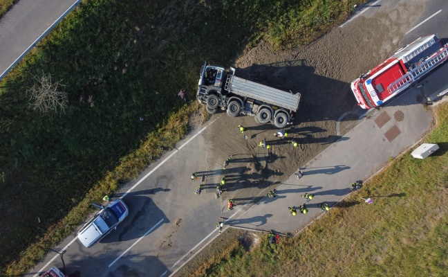 LKW mit Betonschotter auf Eferdinger Strae bei Fraham verunfallt und umgestrzt