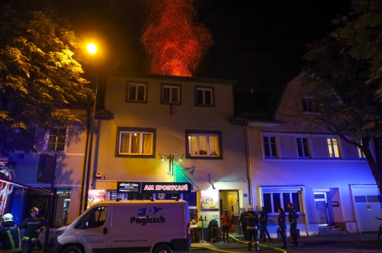 Vollbrand einer Wohnung in einem Wohn- und Gesch�ftsgeb�ude in Wels-Neustadt