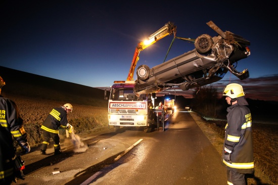 Lenker bei Fahrzeugberschlag auf der Grnbachtal Strae verletzt