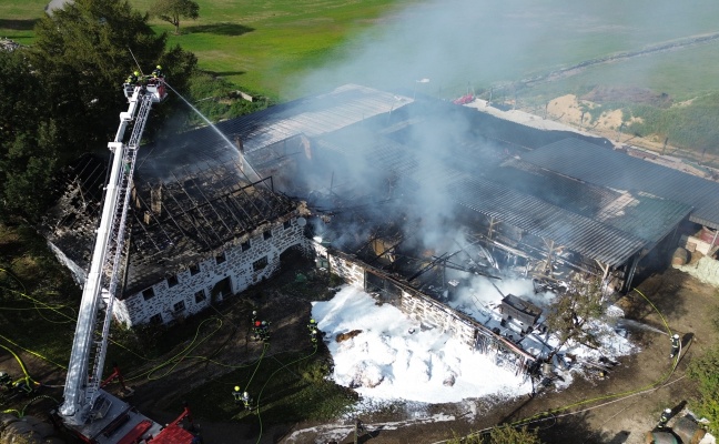 Groeinsatz bei Vollbrand eines landwirtschaftlichen Objektes in Vorderweienbach