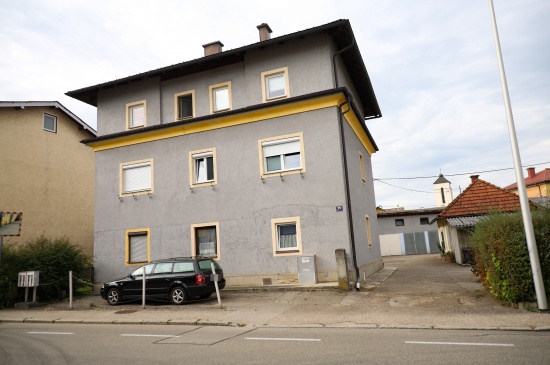 Brand in einer Garage eines Wohnhauses in Attnang-Puchheim sorgte fr Einsatz zweier Feuerwehren