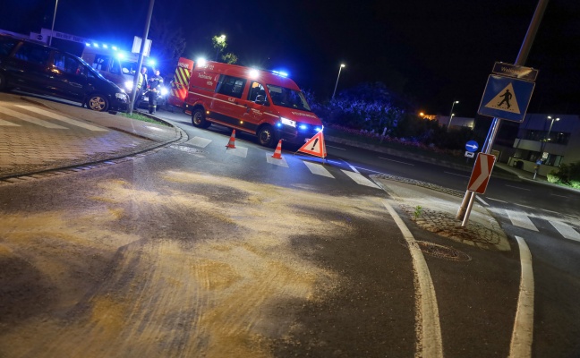 Straßenlaterne auf Verkehrsinsel bei Abkürzung nach Ausparkmanöver in Wels-Innenstadt touchert