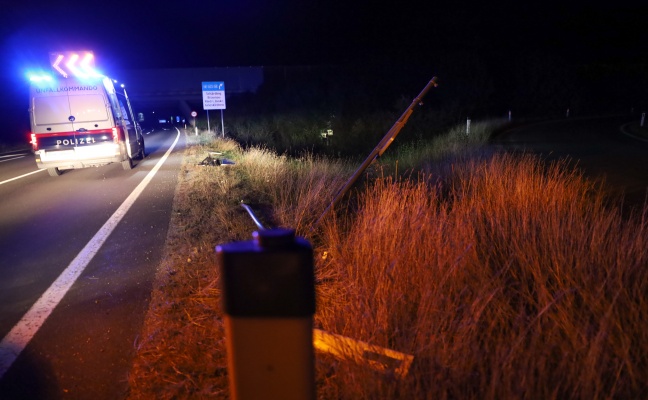 Auto bei Verkehrsunfall in Wels-Neustadt nach etwa 50 Metern mitten im Bschungsgehlz gelandet