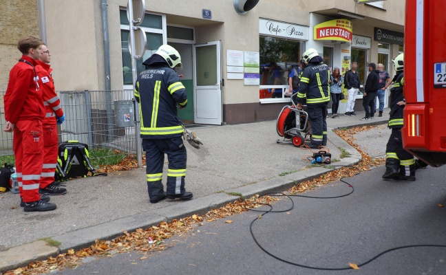 Einsatz fr Feuerwehr, Rettung und Polizei wegen verrauchtem Stiegenhaus in Wels-Neustadt