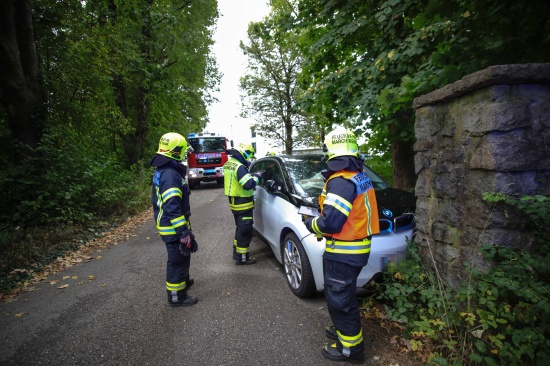 Leihelektroauto gegen S�ule des Einfahrtstores eines Betriebsgel�ndes in Marchtrenk gekracht