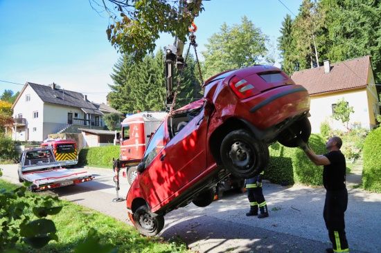 Lenker verletzt: PKW bei Verkehrsunfall in Pregarten durch Strucher gerauscht