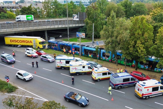 Kollision zwischen LKW und Straenbahn in Linz-Bulgariplatz sorgte fr Groeinsatz der Einsatzkrfte