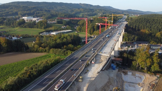 Einsatzkrfte der Feuerwehr zu Brand auf Baustelle der Aurachbrcke an der Westautobahn alarmiert