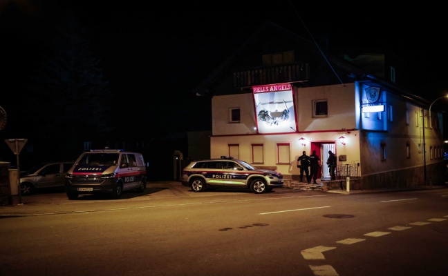 Groeinsatz der Polizei bei einem Vereinsheim eines Motorradclubs in Pattigham