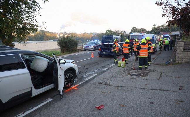 Auffahrunfall im Frhverkehr mit drei beteiligten Autos in Thalheim bei Wels