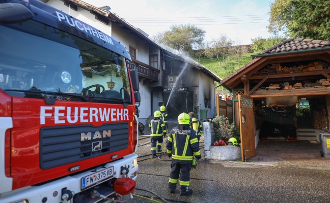 Garagenbrand breitete sich ber Fassade auf Dach eines Wohnhauses in Attnang-Puchheim aus