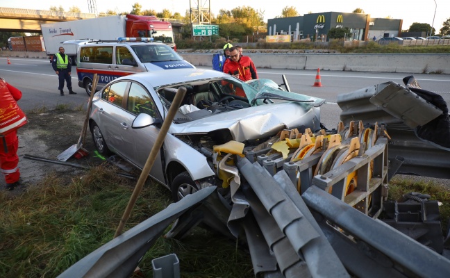 Drei Verletzte: Auto kracht auf Innkreisautobahn bei Haag am Hausruck frontal gegen Anpralldmpfer