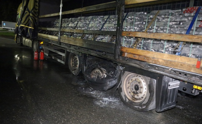 Brand an einem LKW-Auflieger auf Raststation der Innkreisautobahn bei Aistersheim schnell gelscht