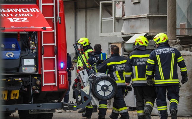 Drei Feuerwehren bei Brand in einer Trocknungsanlage eines Unternehmens in Hrsching im Einsatz