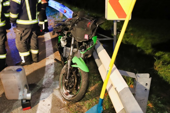 Motorradfahrer bei schwerem Verkehrsunfall in Hellmonsdt ber Leitplanke geschleudert